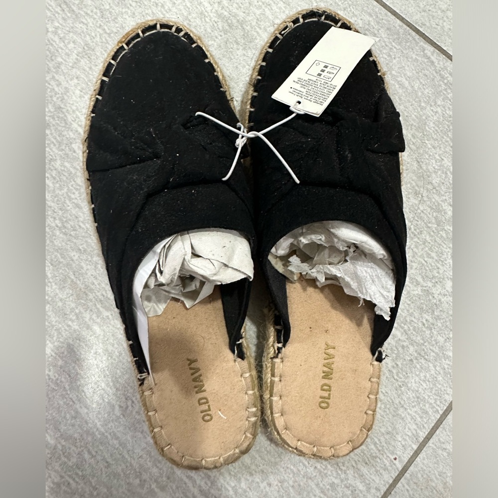 Size 8 women’s old navy slides